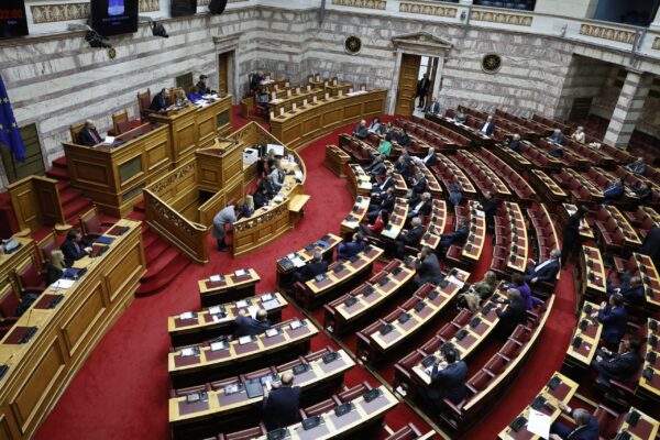 Αντιπαράθεση στην Ολομέλεια της Βουλής για την τραγωδία της Χίου