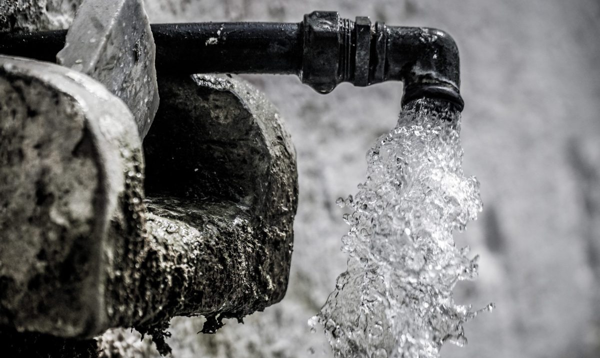 Ακατάλληλο για όλες τις χρήσεις το νερό της Αίγινας – Προβλήματα σε δέρμα και μάτια καταγγέλλουν οι κάτοικοι