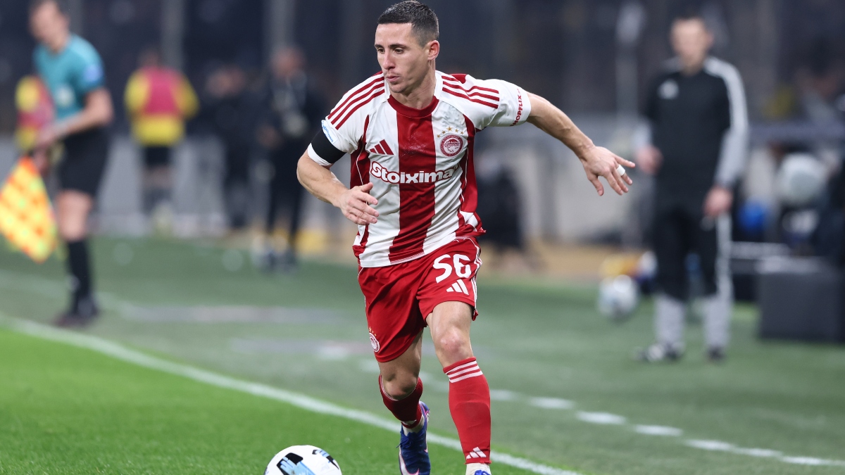 Καταγγελία της ΑΕΚ κατά του Ποντένσε για ρίψη ομπρέλας στην εξέδρα