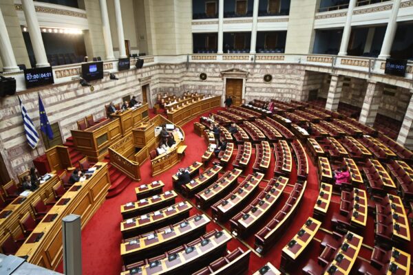 Πολιτικοί διαξιφισμοί για το Μεταναστευτικό – Τι προβλέπει το νομοσχέδιο