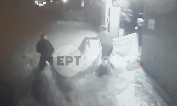 Κορωπί: Αστυνομικός διέσωσε ηλικιωμένο ζευγάρι απο ορμητικά νερά με «σκοινί» από σεντόνια