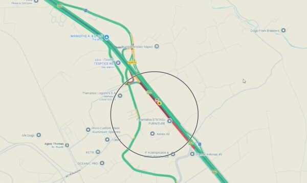 Κλειστές δύο λωρίδες στην Αθηνών – Λαμίας λόγω ανατροπής φορτηγού – Ουρές χιλιομέτρων για τους οδηγούς