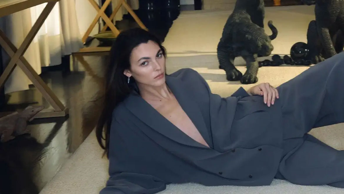 Giorgio Armani: Η τελευταία καμπάνια που σχεδίασε ο ίδιος φωτογραφήθηκε στο σπίτι του στο Μιλάνο – Πάρτε μία γεύση