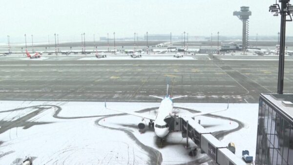 Γερμανία: Σε λειτουργία επανέρχεται το αεροδρόμιο Βερολίνου – Συνεχίζονται τα προβλήματα από τον παγετό