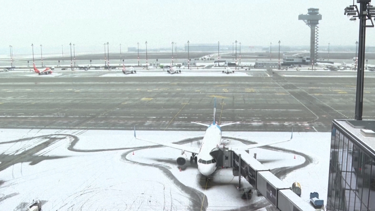 Γερμανία: Σε λειτουργία επανέρχεται το αεροδρόμιο Βερολίνου – Συνεχίζονται τα προβλήματα από τον παγετό