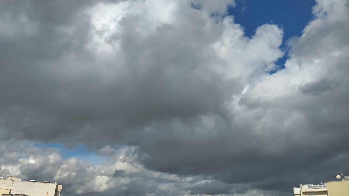 Καιρός: Νεφώσεις με σποραδικές βροχές και αφρικανική σκόνη – Μικρή άνοδος της θερμοκρασίας
