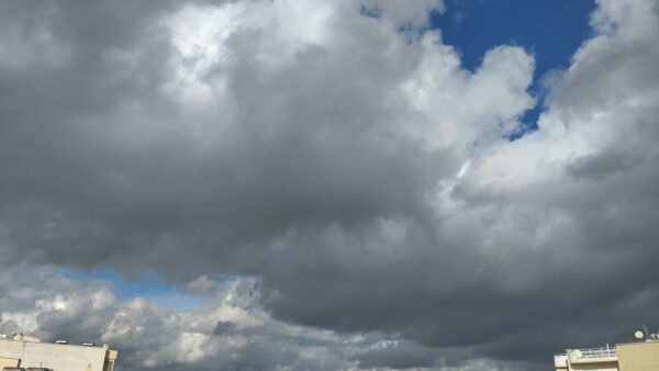 Καιρός: Νεφώσεις με σποραδικές βροχές και αφρικανική σκόνη – Μικρή άνοδος της θερμοκρασίας