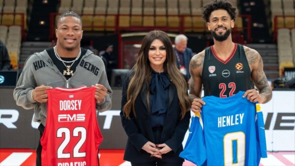 Aντάλλαξαν φανέλες Ολυμπιακός και Los Angeles Chargers στο ΣΕΦ