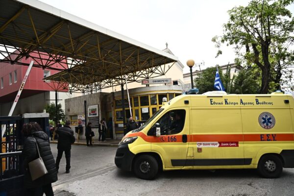 Πώς συνέβη η τραγωδία στην Ελευσίνα: Πάτησε κατά λάθος το γκάζι και εγκλώβισε τη 72χρονη μητέρα της σε δέντρο