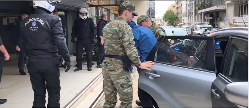 Στο Αεροδικείο ο σμήναρχος που κατασκόπευε για την Κίνα – Έκανε αναλήψεις από ΑΤΜ μεταμφιεσμένος