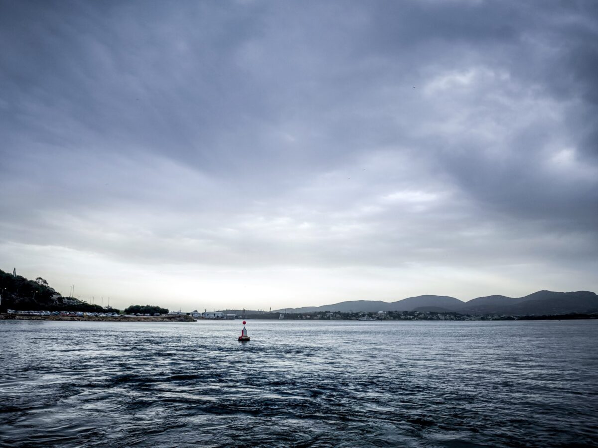 Καιρός: Άστατος με βροχές και καταιγίδες – Με ομπρέλα η Τσικνοπέμπτη