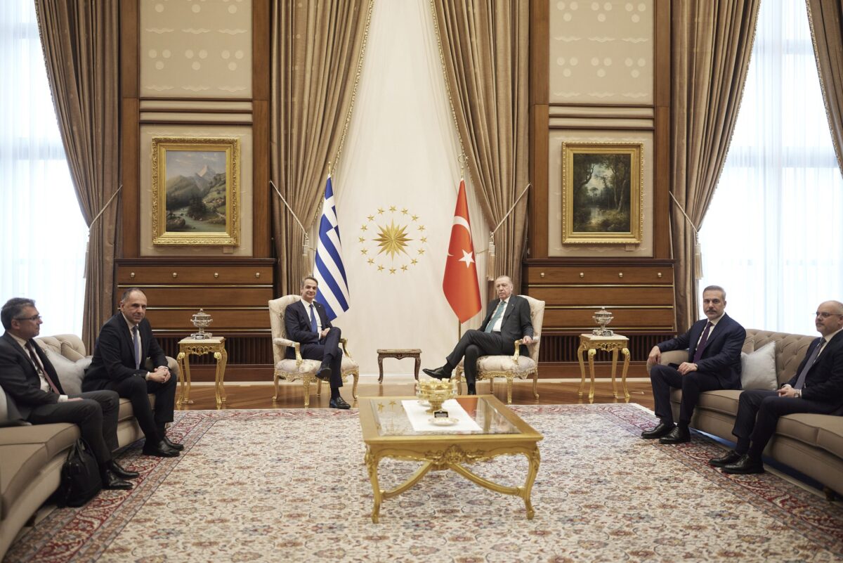 Βουλή: Οι κοινοβουλευτικοί εκπρόσωποι για τη συνάντηση Μητσοτάκη με Ερντογάν