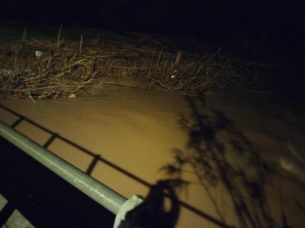 Υπερχείλισε ρέμα στο Πικέρμι – Διακοπή κυκλοφορίας στο Πολύγωνο λόγω καθίζησης