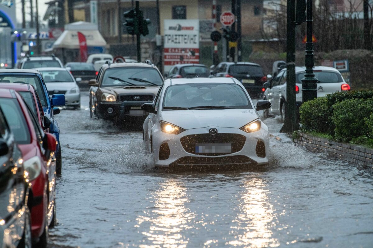 Σε εξέλιξη το κύμα κακοκαιρίας με ισχυρές καταιγίδες, θυελλώδεις ανέμους και αφρικανική σκόνη – Πότε υποχωρούν τα φαινόμενα