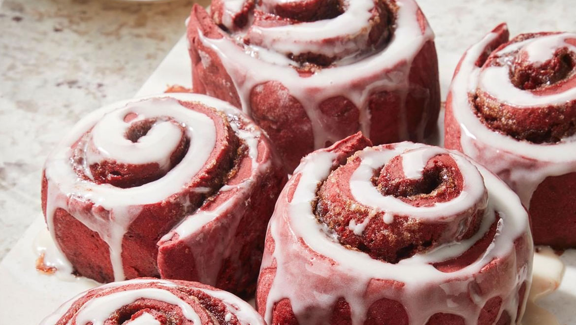 Red Velvet Cinnamon Rolls: Η πιο ρομαντική συνταγή για τον Άγιο Βαλεντίνο