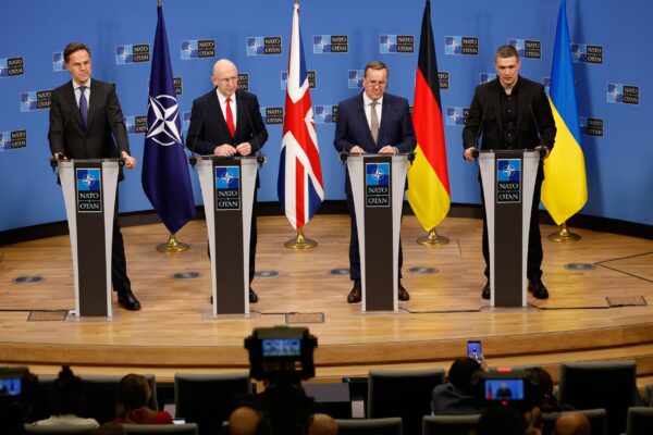 Χώρες του ΝΑΤΟ υπόσχονται στρατιωτική βοήθεια εκατοντάδων εκατομμυρίων δολαρίων στην Ουκρανία