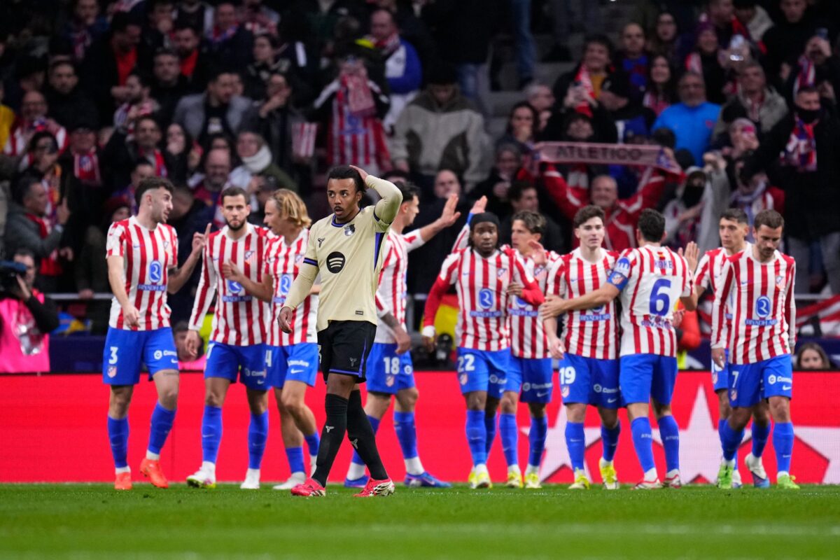 Η Μπαρτσελόνα εξετάζει το ενδεχόμενο να υποβάλλει επίσημη καταγγελία για τη διαιτησία του αγώνα με την Ατλέτικο