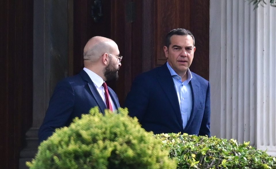 Μετωπική σύγκρουση Τσίπρα – Στουρνάρα: Οι κατηγορίες για «διαμελισμό της αλήθειας» και πολιτική μεροληψία