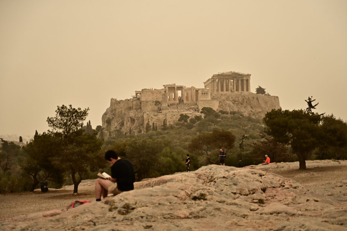 Καιρός: Βροχές, υψηλές θερμοκρασίες και αφρικανική σκόνη το Σαββατοκύριακο – Η πρόγνωση από τη Ν. Ζιακοπούλου