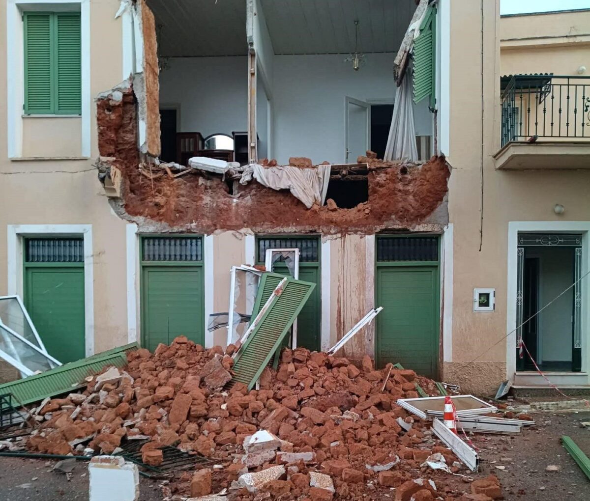 Μεσσήνη: Κατέρρευσε τοίχος κατοικίας από την έντονη βροχόπτωση – Από θαύμα δεν υπήρξαν τραυματισμοί