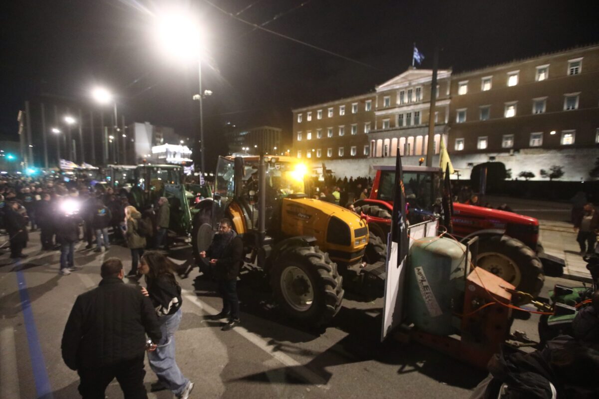 Στο Σύνταγμα διανυκτερεύουν οι αγρότες με τα τρακτέρ – Διαμηνύουν ότι ο «αγώνας θα συνεχιστεί»