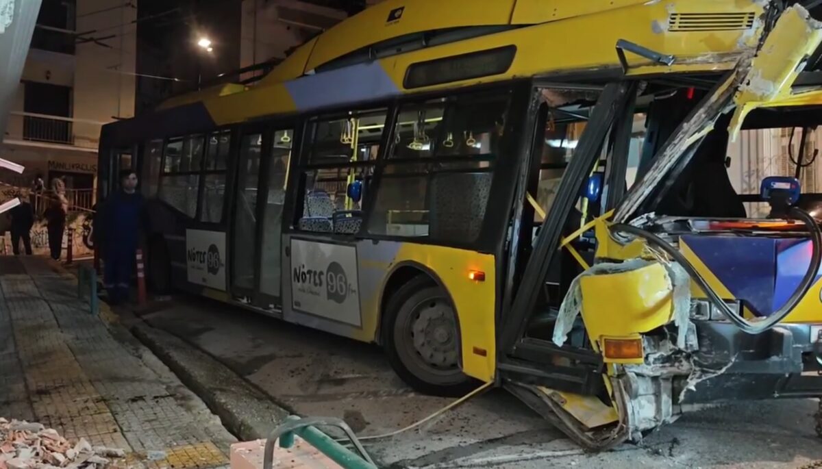 Τρόλεϊ έπεσε σε πολυκατοικία στα Πετράλωνα – Ελαφρύς τραυματισμός του οδηγού