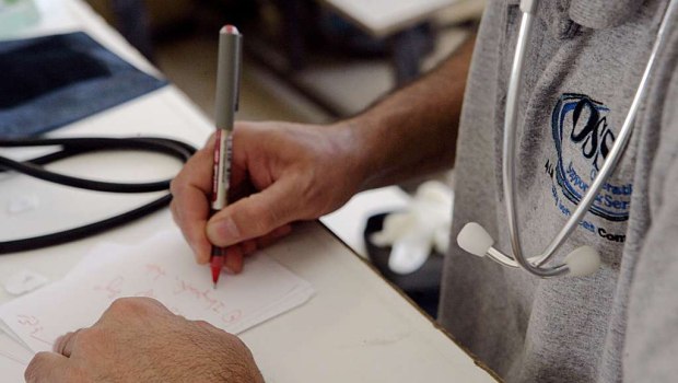 Νέοι γιατροί: Αντί για λευκή μπλούζα, βάζουν το «χακί»