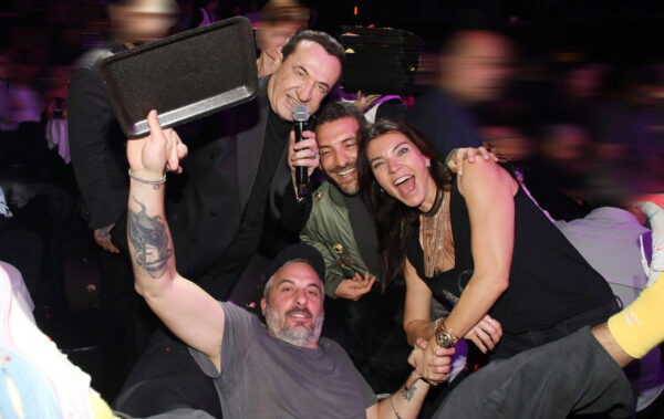 Μαρίνα Βερνίκου: Τα “έσπασε” στα μπουζούκια με τον πρώην της Σοφίας Καρβέλα – Φωτογραφίες