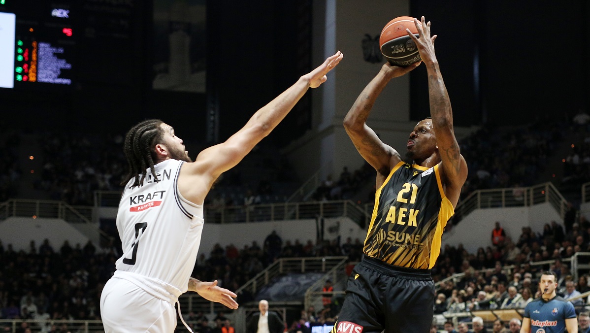 Τα πήρε όλα η ΑΕΚ απέναντι στον ΠΑΟΚ και “αγκάλιασε” την τρίτη θέση