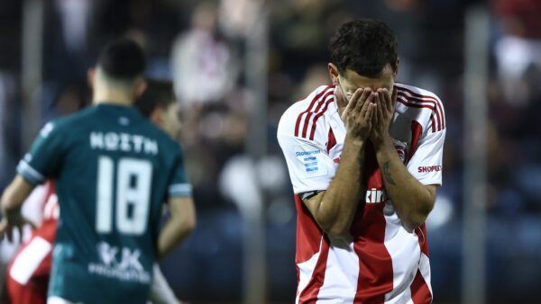 Ο Ολυμπιακός “κόλλησε” απέναντι στον Λεβαδειακό των δέκα παικτών