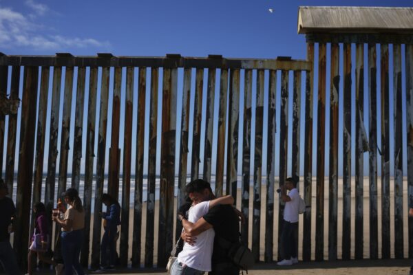 ΗΠΑ: Μυστική απέλαση εννέα μεταναστών στο Καμερούν από την κυβέρνηση Τραμπ