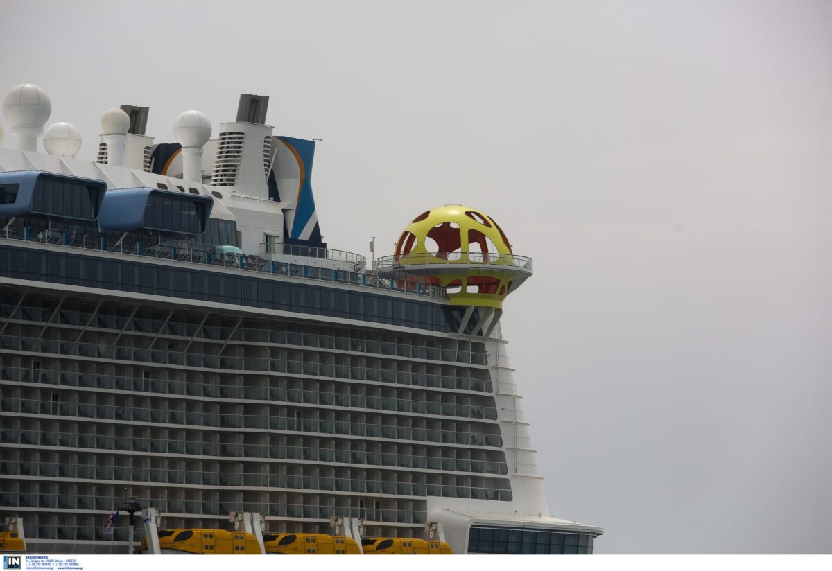 Ακυβέρνητο κρουαζιερόπλοιο λόγω βλάβης στο λιμάνι του Πειραιά – Το προσέδεσαν ρυμουλκά