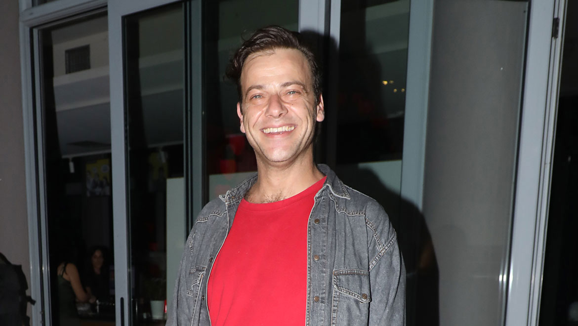 Ορέστης Τζιόβας: Ποια είναι η κούκλα ηθοποιός που βρίσκεται στο πλευρό του τον τελευταίο χρόνο