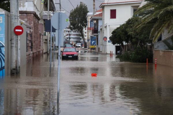 Προβλήματα από την κακοκαιρία σε μεγάλο μέρος της χώρας – Κατολισθήσεις και καταστροφές σε δρόμους σε Πρέβεζα, Τζουμέρκα, Κέρκυρα, Τρίπολη, Χίο