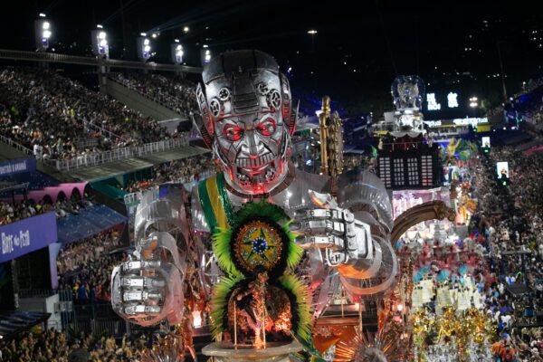 Σάμπα, σύμβολα και κάλπες: Τα βίντεο από το άρμα-γίγαντα του Λούλα που δίχασε το Καρναβάλι του Ρίο