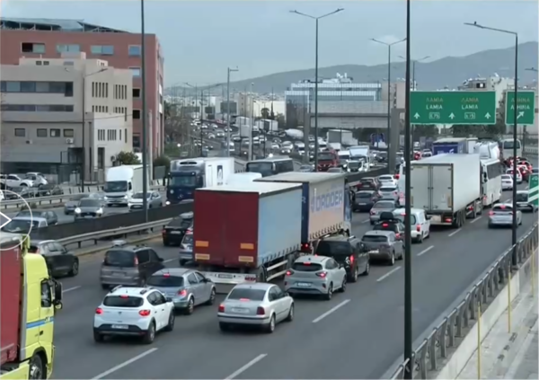 Κυκλοφοριακό χάος στο Λεκανοπέδιο: Κλειστές είσοδοι της Αττικής Οδού και απεργία ταξί «μπλοκάρουν» τους δρόμους