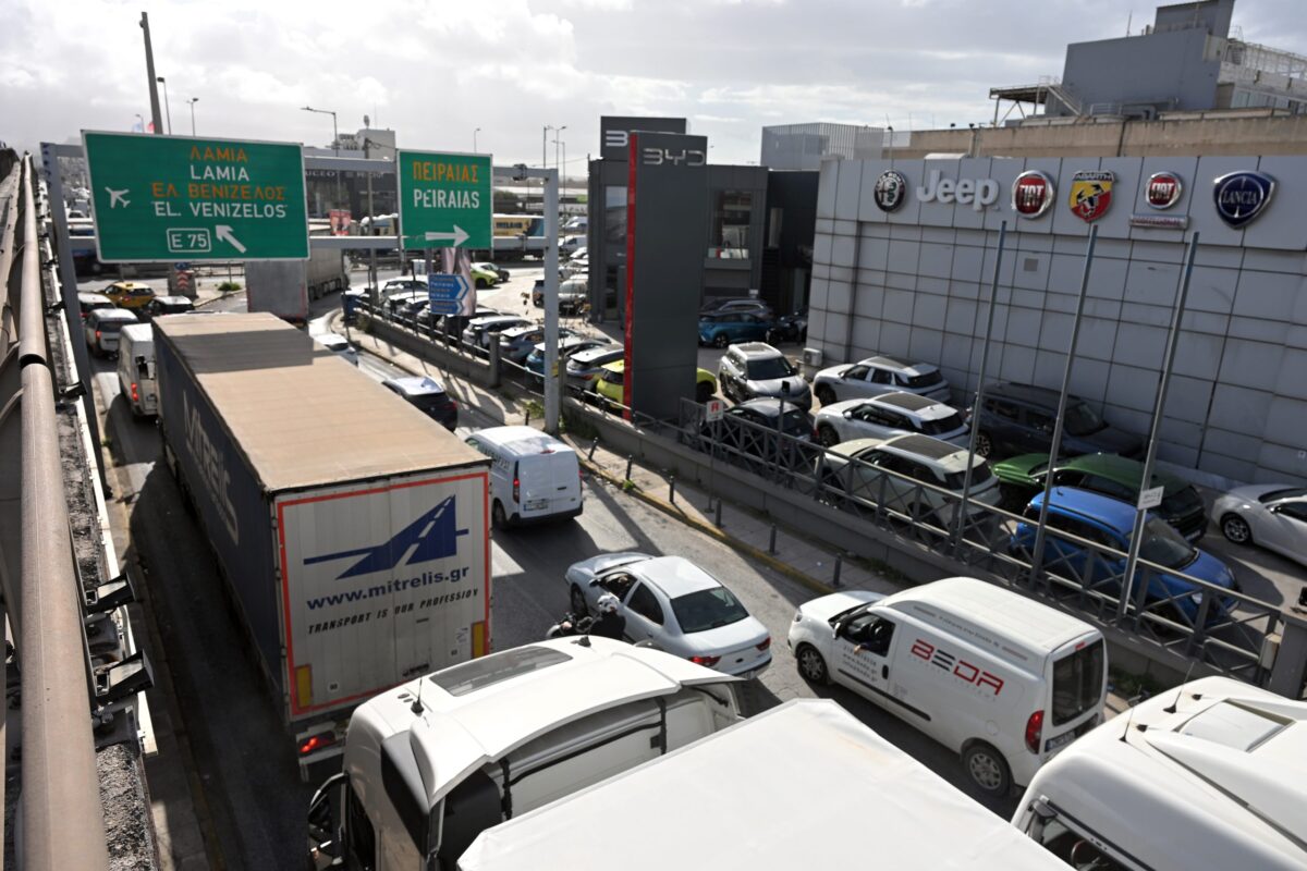 Μέτρα της Tροχαίας για την αποσυμφόρηση του οδικού δικτύου μετά το κυκλοφοριακό «έμφραγμα» λόγω εργασιών στην Αττική Οδό
