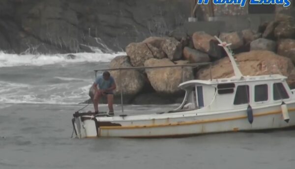 Στιγμές αγωνίας στην Αστυπάλαια: Ψαράς βούτηξε με 10 μποφόρ για να σώσει το καΐκι του