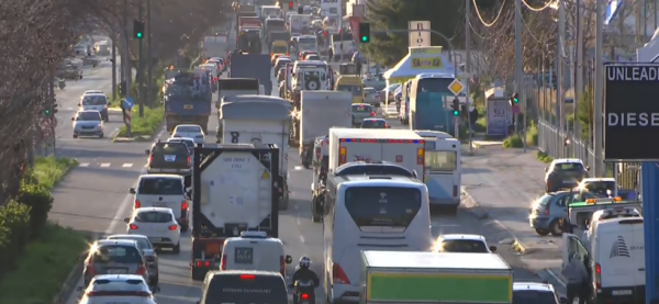 Στο «κόκκινο» η κίνηση στους δρόμους της Αθήνας – Απέραντο πάρκινγκ ο Κηφισός