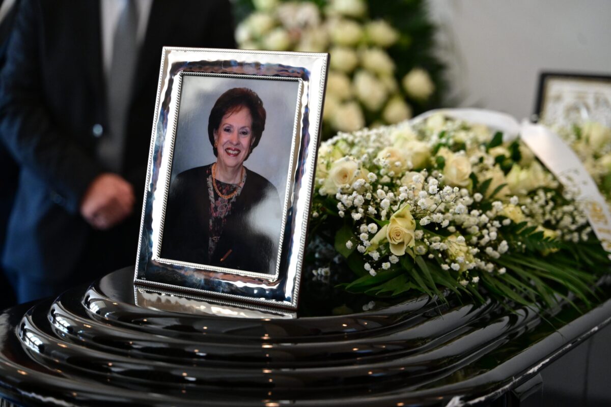 Στο Α΄ Νεκροταφείο το «τελευταίο αντίο» στην Άννα Ψαρούδα Μπενάκη – Συγγενείς, φίλοι, πολιτικοί και ακαδημαϊκοί την αποχαιρέτησαν