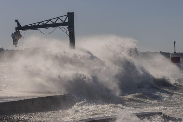 Κακοκαιρία: Θυελλώδεις άνεμοι «σάρωσαν» μεγάλο μέρος της χώρας – Η θάλασσα βγήκε στη στεριά