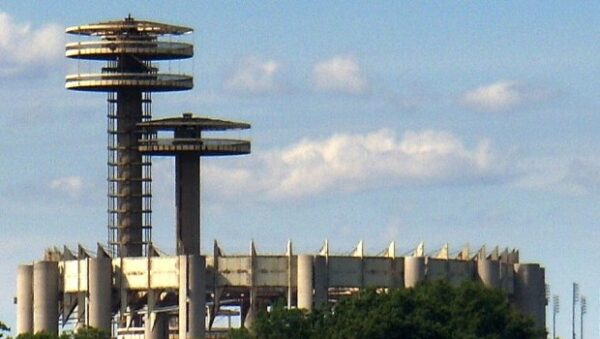 Πολιτικός στις ΗΠΑ «βλέπει» UFO κρυμμένο σε κοινή θέα και το διαδίκτυο ζει εποχές Men in Black