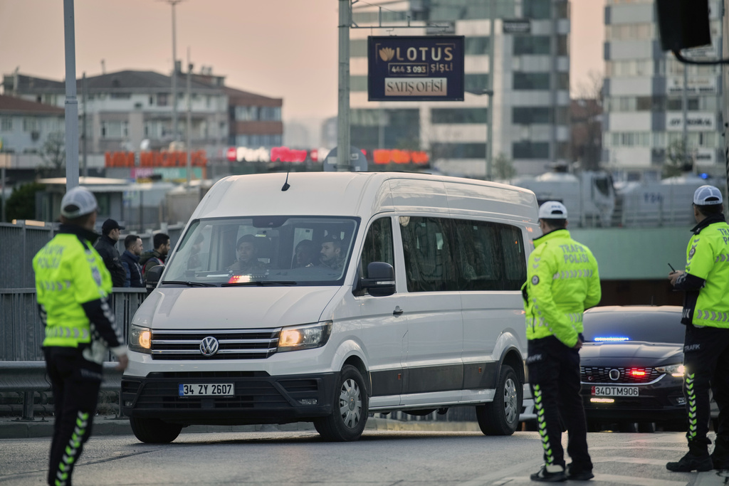 Έξι ευρωπαίους υποστηρικτές των ανθρωπίνων δικαιωμάτων συνέλαβε η Τουρκία – Ερευνούσαν τις συνθήκες κράτησης των πολιτικών κρατουμένων