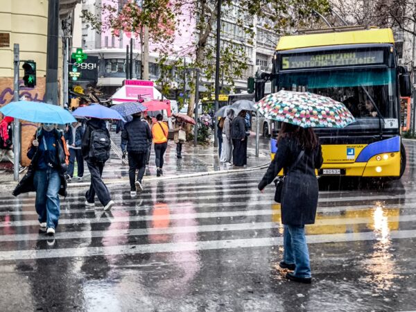 Καιρός: Βροχές και καταιγίδες μέχρι το μεσημέρι του Σαββάτου – Βελτίωση την Καθαρά Δευτέρα