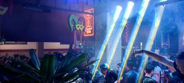 Πατρινό καρναβάλι: Ξέφρενο γλέντι στους πεζόδρομους μετά την παρέλαση των αρμάτων