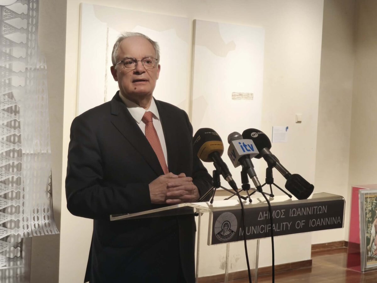 Ο Κ. Τασούλας εγκαινίασε την έκθεση «Διαχρονικές Υφές» στα Ιωάννινα: «Ένα οδοιπορικό διαρκούς έμπνευσης»
