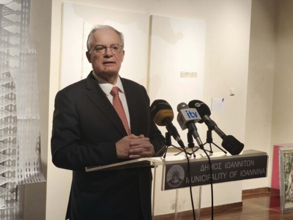 Ο Κ. Τασούλας εγκαινίασε την έκθεση «Διαχρονικές Υφές» στα Ιωάννινα: «Ένα οδοιπορικό διαρκούς έμπνευσης»