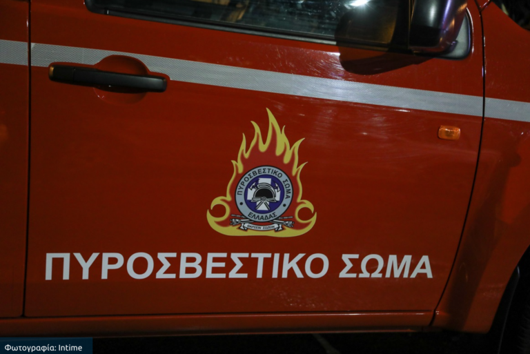 Φωτιά σε αποθήκη εταιρείας με αθλητικά είδη στα Σπάτα