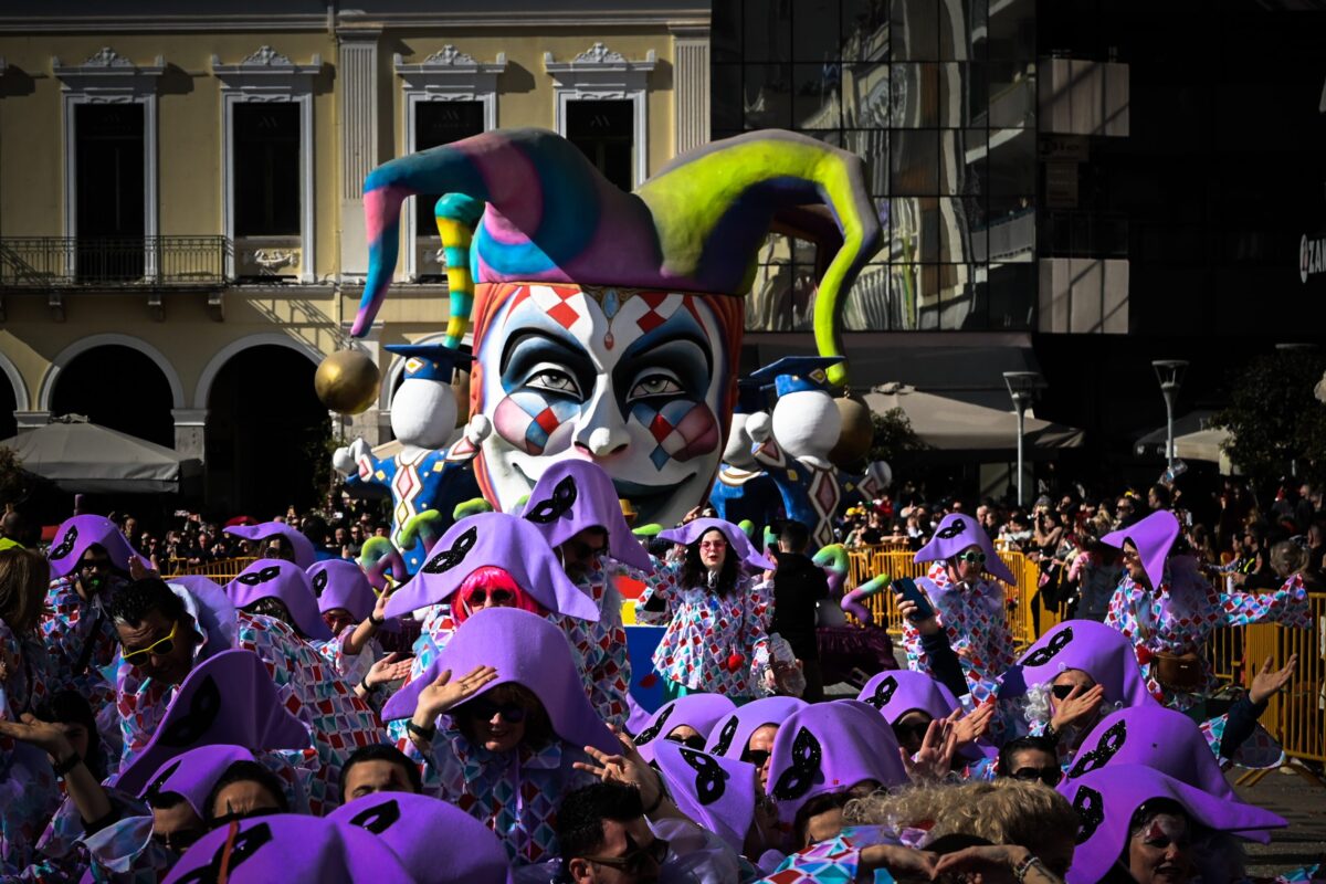 Πάτρα: Χιλιάδες καρναβαλιστές και δεκάδες άρματα στους δρόμους – Ξέφρενο κέφι και εκδηλώσεις σε όλη την Ελλάδα