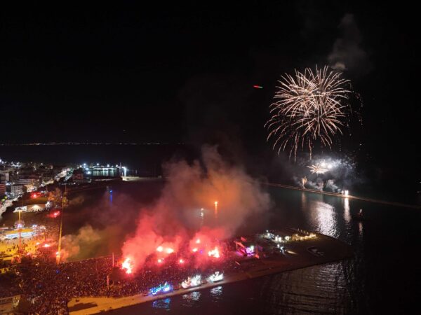 Χιλιάδες καρναβαλιστές και δεκάδες άρματα πλημμύρισαν τους δρόμους στην Πάτρα – Ξέφρενο κέφι και εκδηλώσεις σε όλη την Ελλάδα